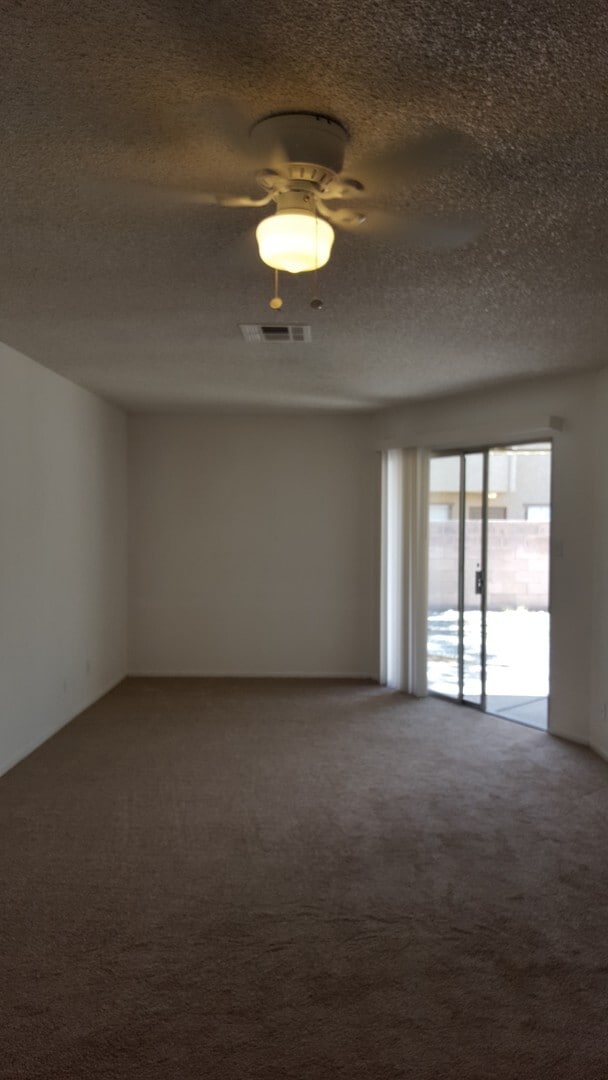 Building Photo - Single story 2 bedroom home.