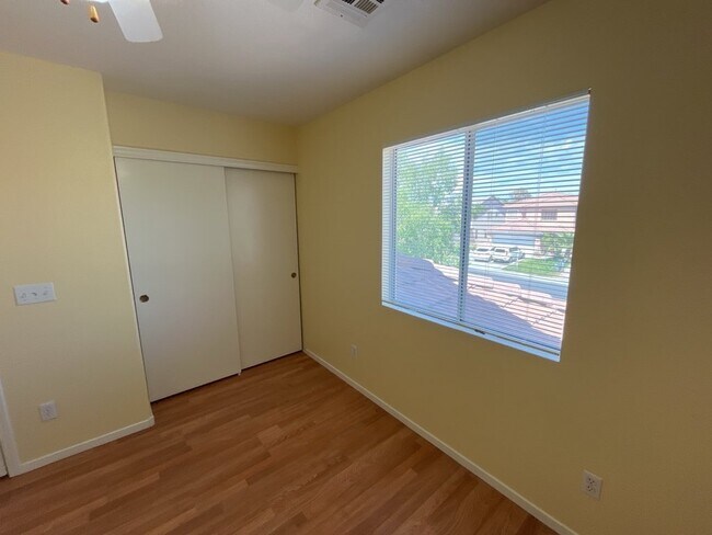 Building Photo - Experience luxurious living in this stunning 4-bedroom, 2.5-bathroom house