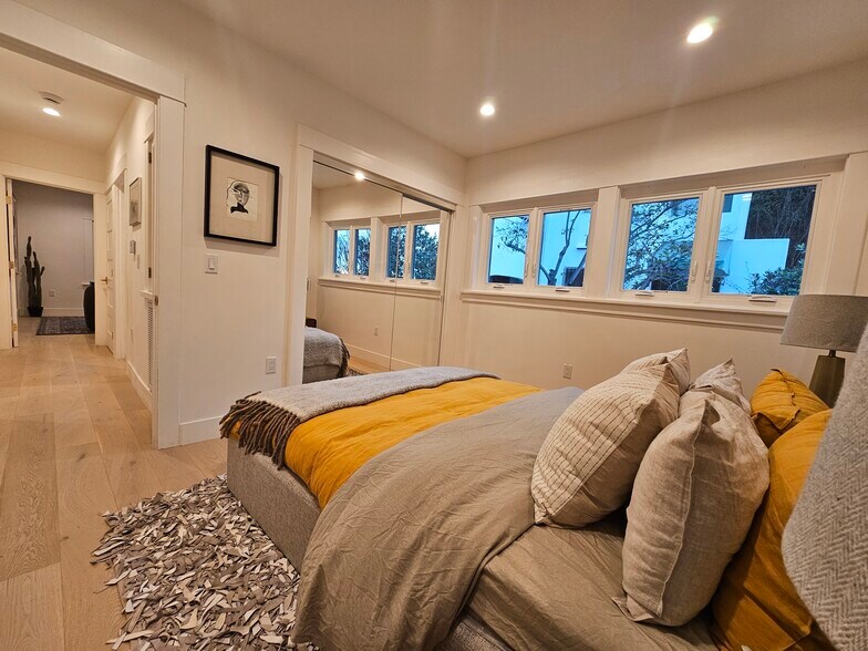 Building Photo - 957 Manzanita St