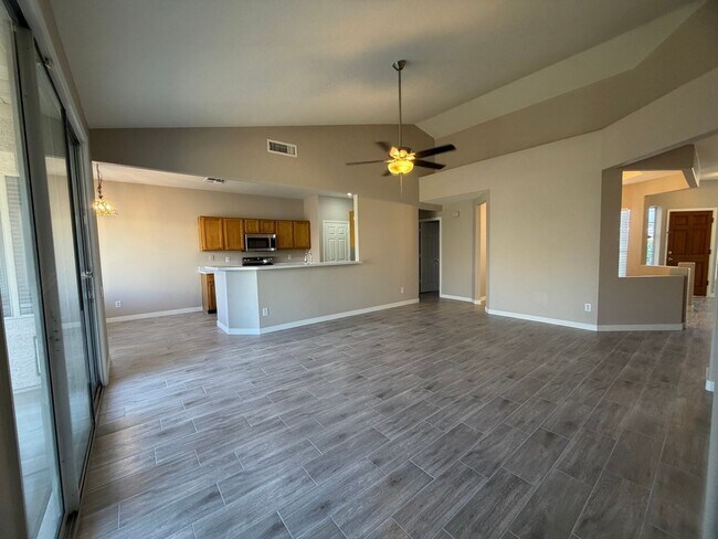 Building Photo - UPDATED BEAUTY IN GARDEN LAKES