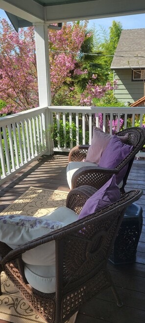 Building Photo - 1055 NE Grandview Dr