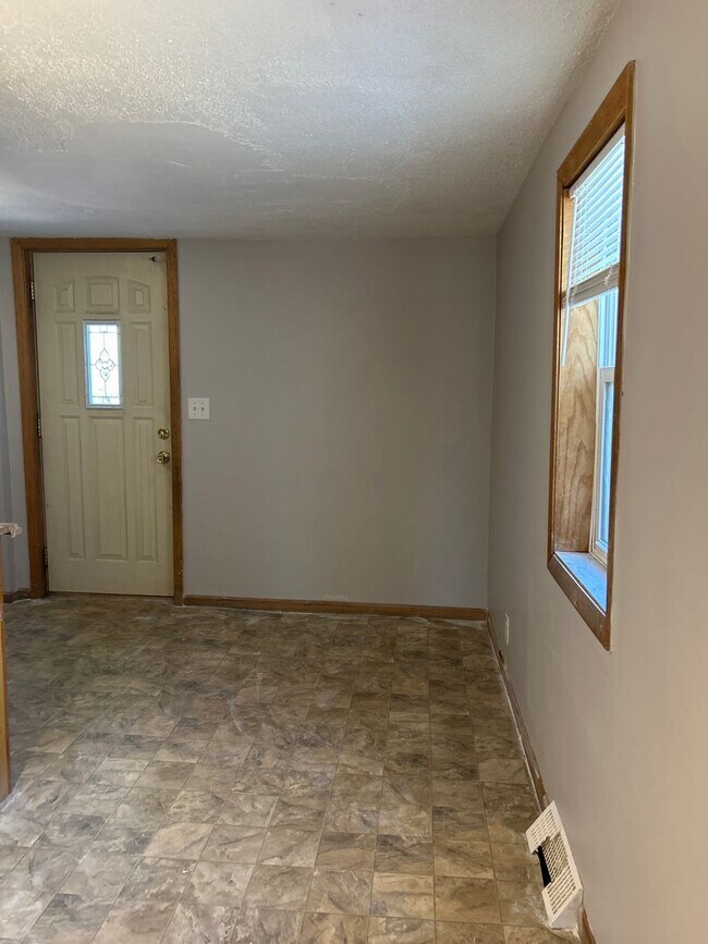 Building Photo - Spacious 3 bedroom 1 Bathroom House Available May 1st!