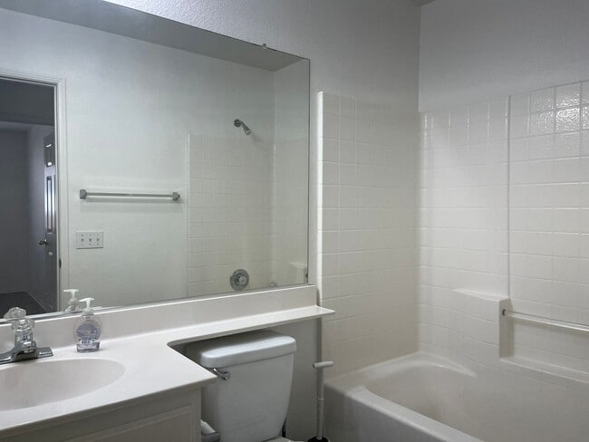 Building Photo - 3 bedroom 2 bathroom Home available in Vic...