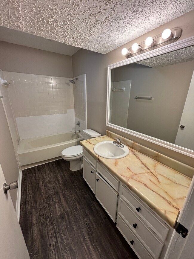 Building Photo - 210 Lonsdale Cir