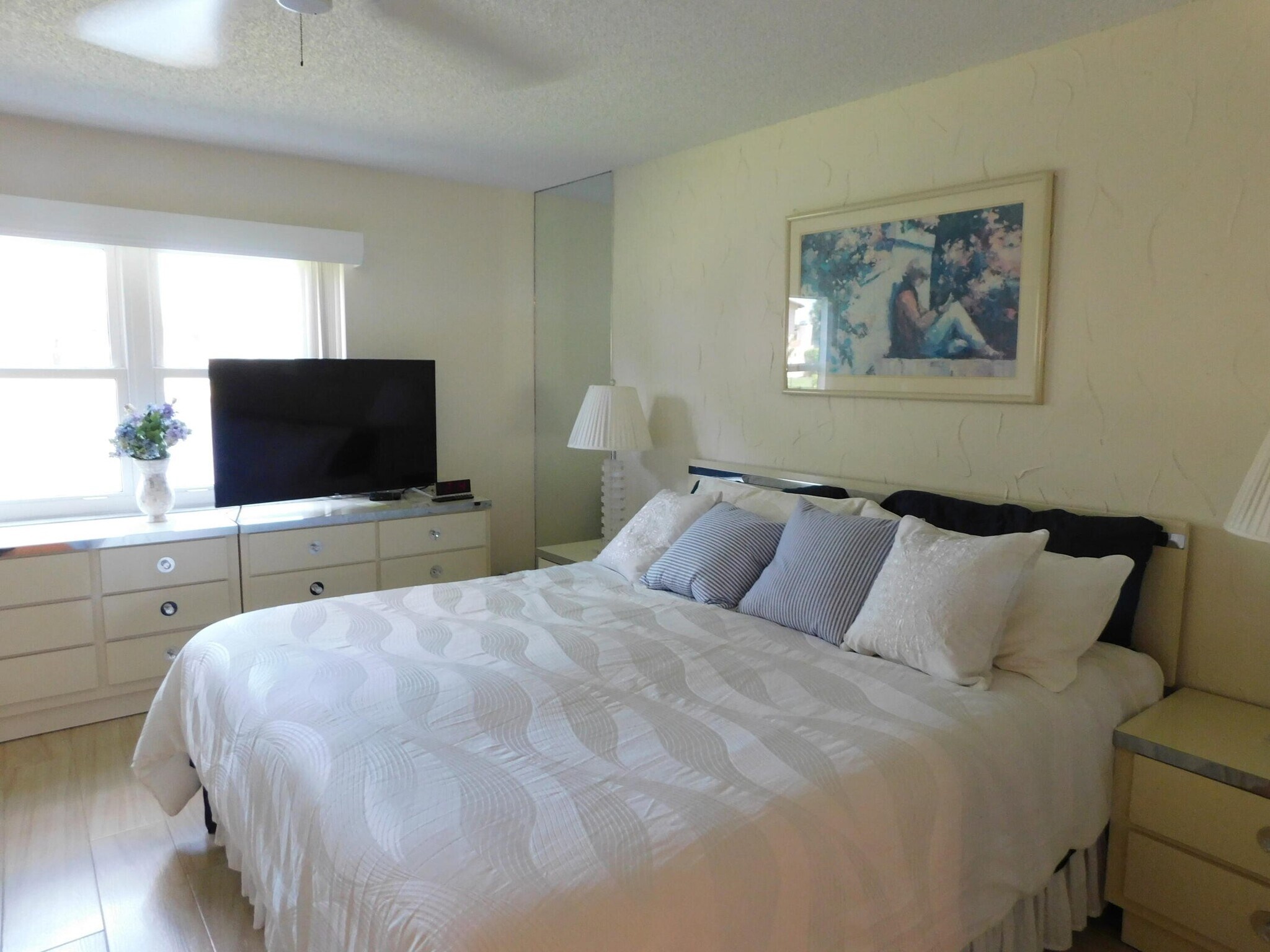 Building Photo - 9285 Vista del Lago