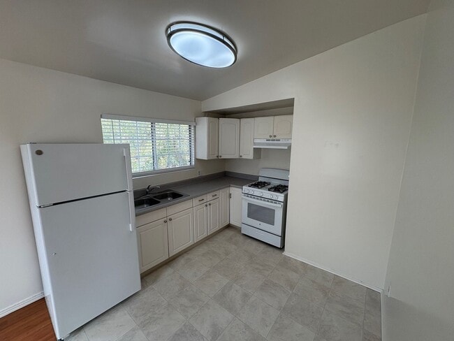 Building Photo - Light and Bright 2 Bed 1 Ba Close to Sweet...