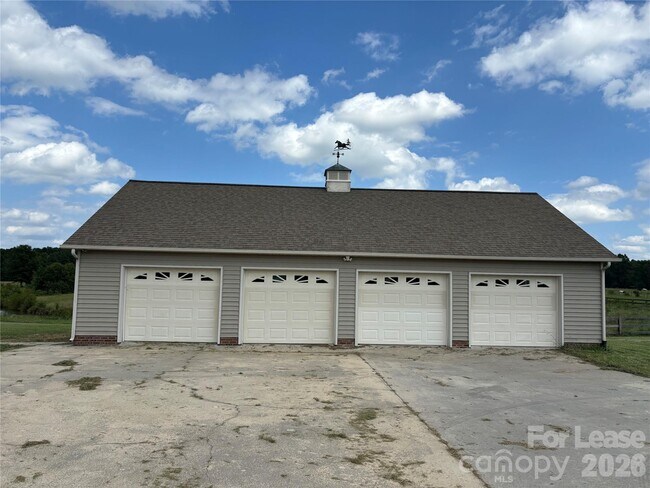 Building Photo - 2417 Lynwood Dr