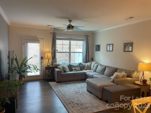 Building Photo - 4 bedrooms 3 bath town home in amenity fil...