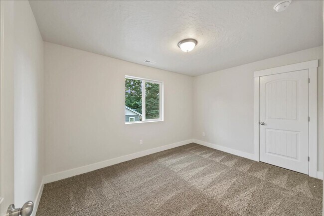 Building Photo - Spacious 3 Bed, 2.5 Bath Rental in Homedal...