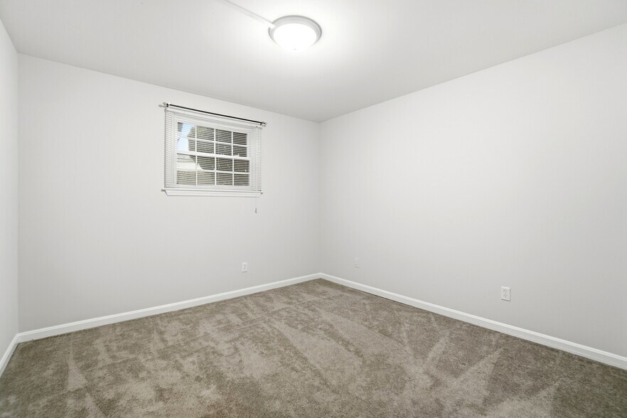 Building Photo - 9760 Bunker Hill Ln