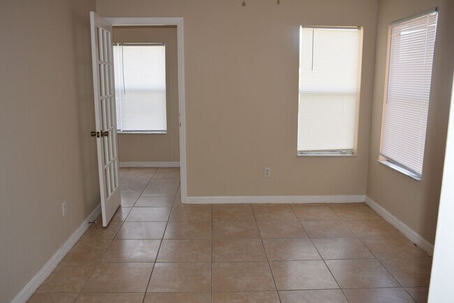 Building Photo - Prime Location in Orlando! Gated Community! Amenities Included!