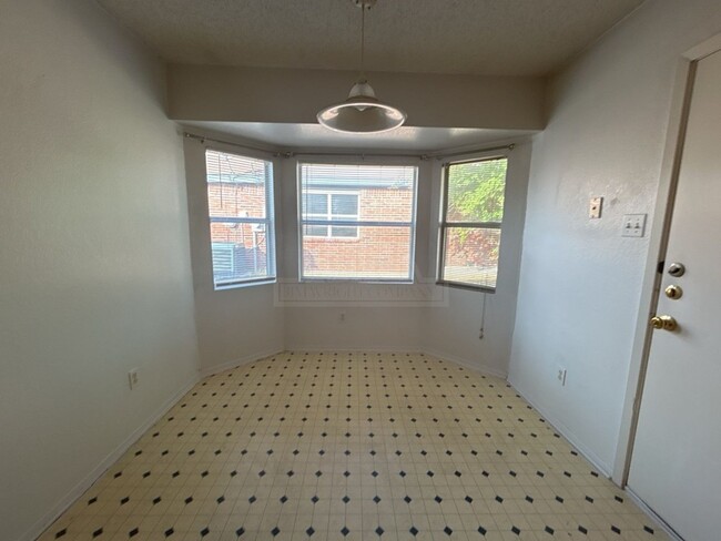 Building Photo - **2 WEEK FREE RENT***3103 Thoroughbred, Ki...