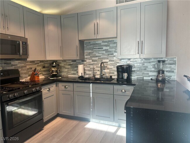 Building Photo - 820 Bergamont Dr