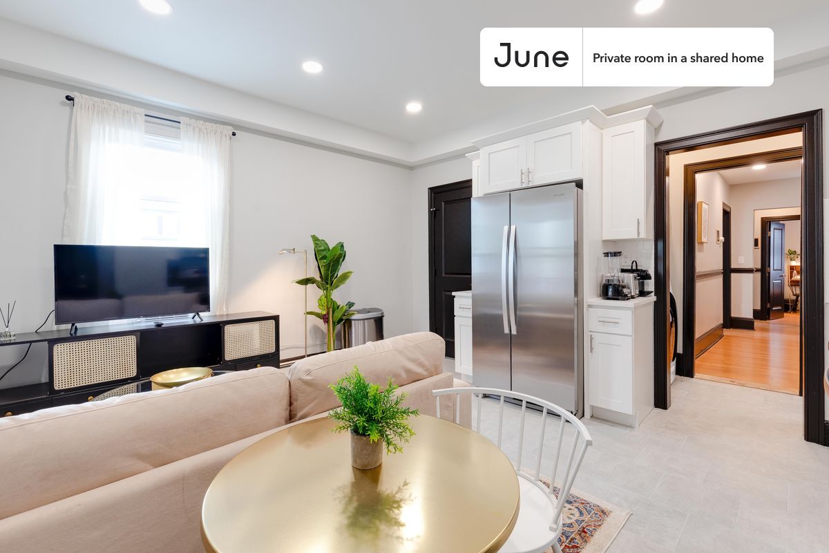 Building Photo - Room in Shared 4 bed/1.5 bath home in South Boston