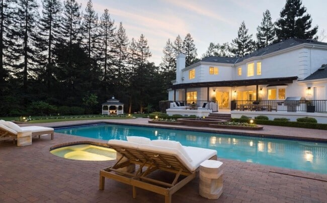 Building Photo - 10 Meadow Ln