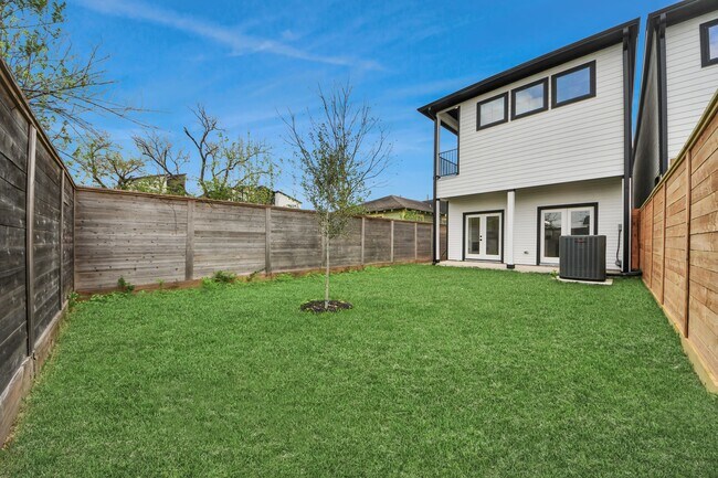 Building Photo - 127 E 38th St