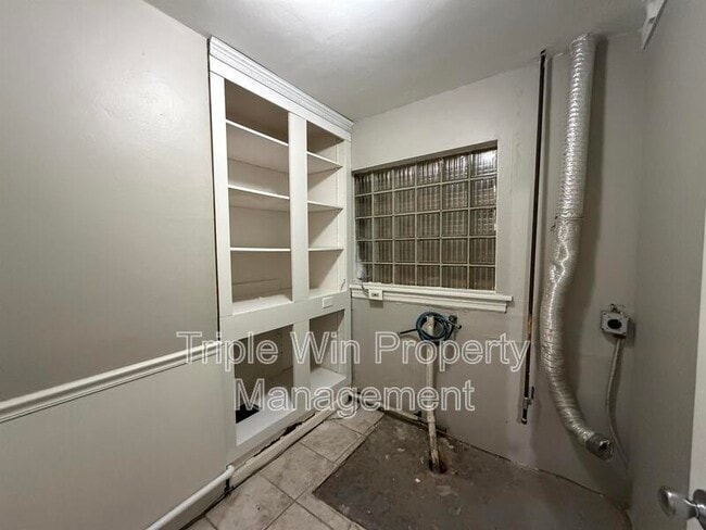 Building Photo - 520 Hentschel Pl