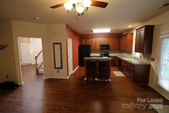 Building Photo - 10979 Princeton Village Dr