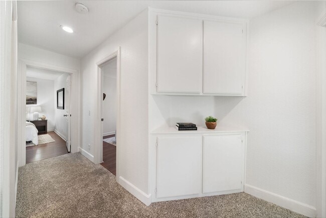 Building Photo - 1205 Cerca
