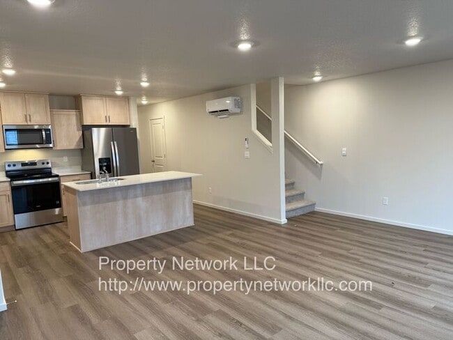 Building Photo - New 3 Bedroom Gresham Townhouse