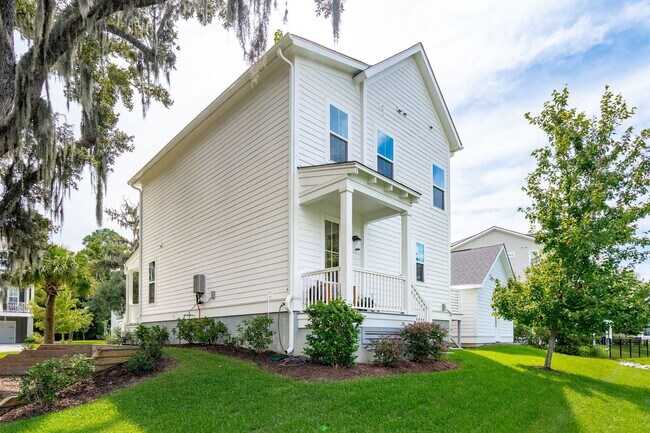 Building Photo - Waterfront Living in Stone view – 3BR Home...