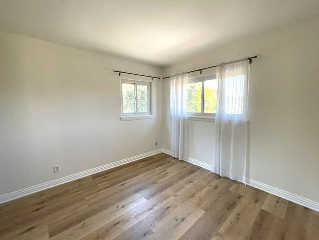 Building Photo - Updated 2 bedroom townhome in Manhattan Vi...