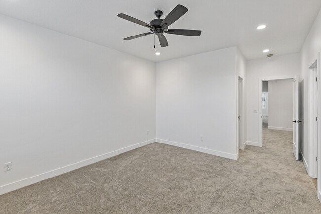 Building Photo - 1082 W Albertine Ln