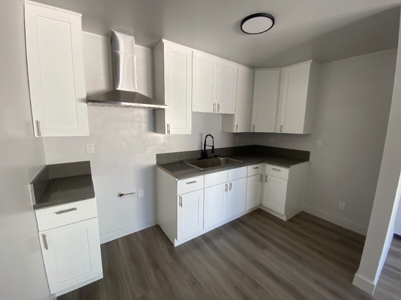 Building Photo - 1209 W 39th Pl