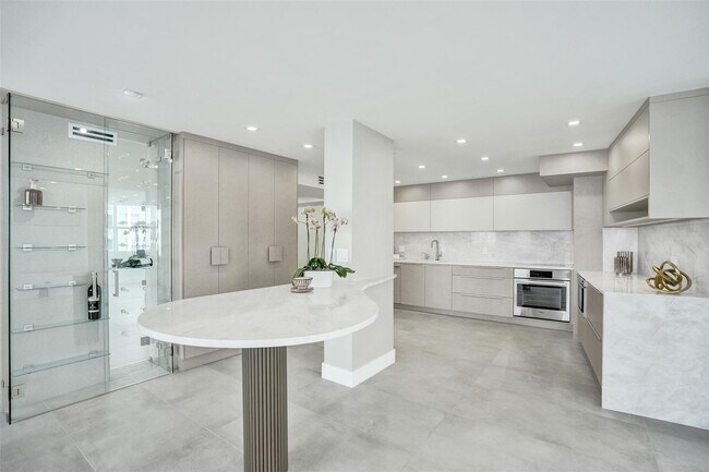 Building Photo - 209 N Fort Lauderdale Beach Blvd