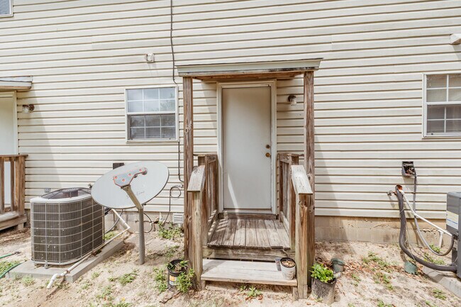 Building Photo - 226 Runnymeade Dr