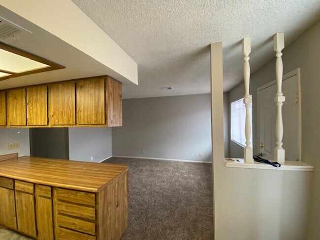 Building Photo - Craigmont Villas- 1 Bedroom Condo!!