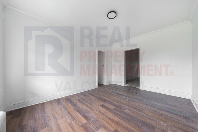 Building Photo - Convenience near Coventry