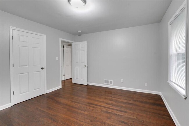 Building Photo - 2710 Dresden Dr