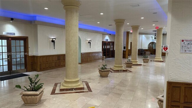Building Photo - 3725 S Ocean Dr
