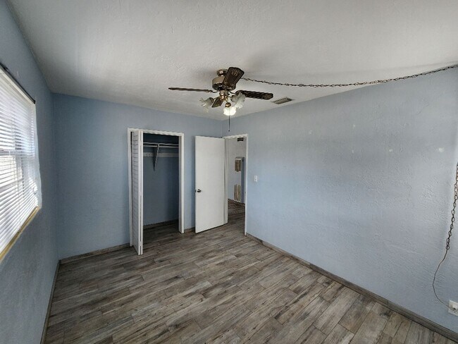 Building Photo - Nice beach side 2/1, walk to beach, restaurants