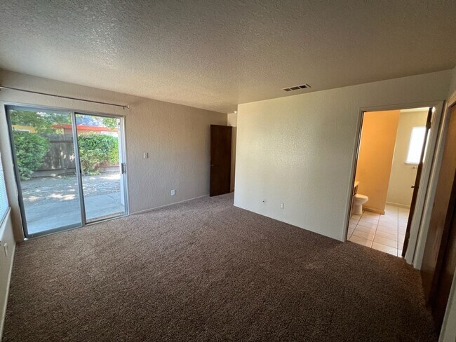 Building Photo - Floyd Ave - Duplex
