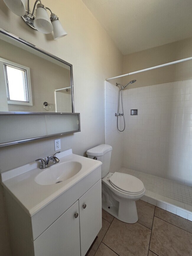 Building Photo - 4 Bedroom 2 bath in Tempe