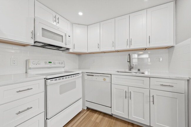 Building Photo - 723 Flanders Dr