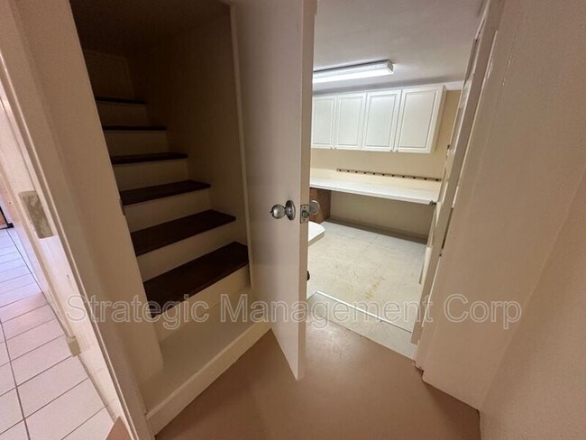 Building Photo - 3717 Manini Way