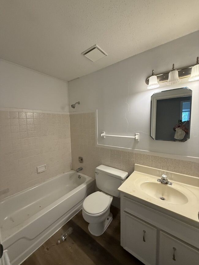 Building Photo - 2826 Greenleaf Dr