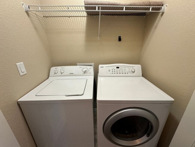 Building Photo - FANTASTIC 3 BEDROOM 2.5 BATHROOM LOCATED IN MESA RIDGE!!!