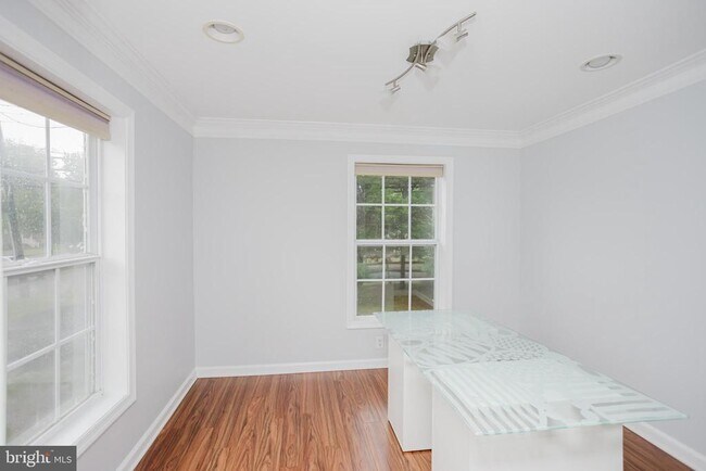 Building Photo - 2177 Chain Bridge Rd