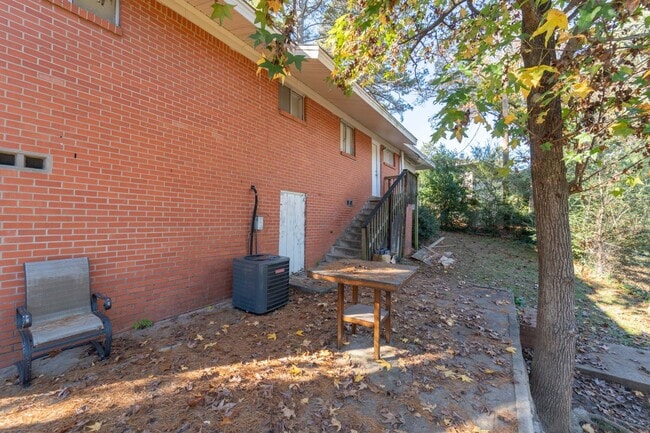 Building Photo - Newly updated!