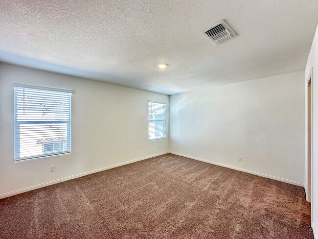 Building Photo - Saguaro North