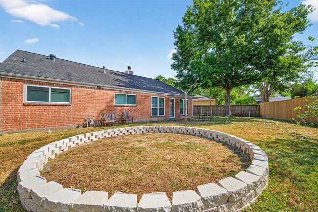 Building Photo - 6107 Howland Ct