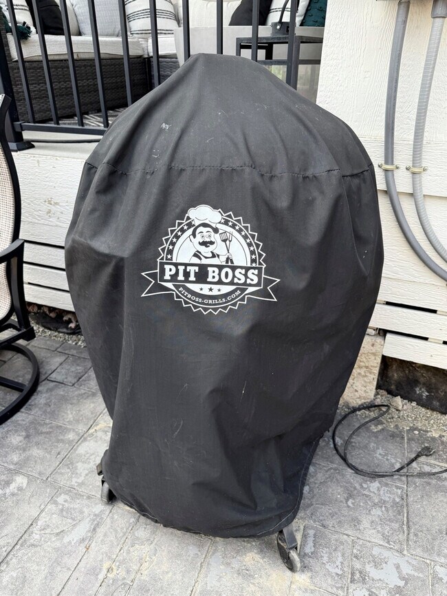 Building Photo - 15557 W 95th Ave