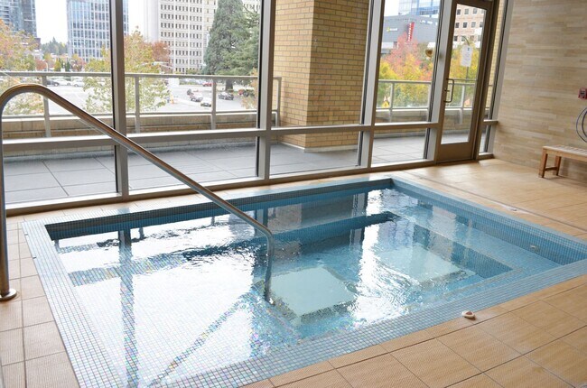 Building Photo - Luxury unit in Washington Square. Water/ga...