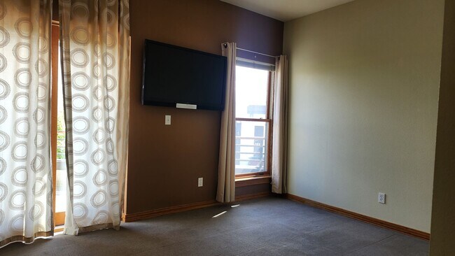 Building Photo - Corner Townhouse in Downtown Tacoma with A...