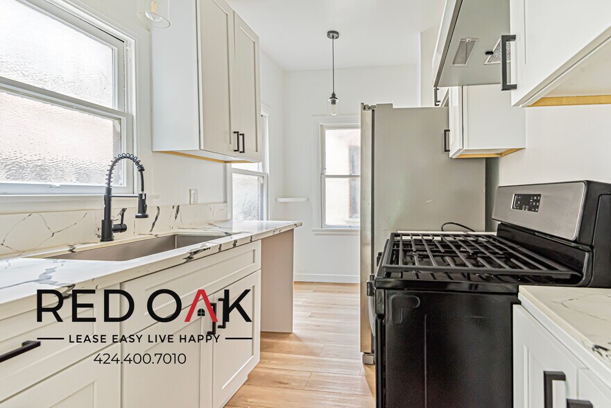 Building Photo - 852 N Oxford Ave