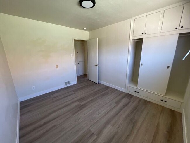 Building Photo - 701 Claremont Cir